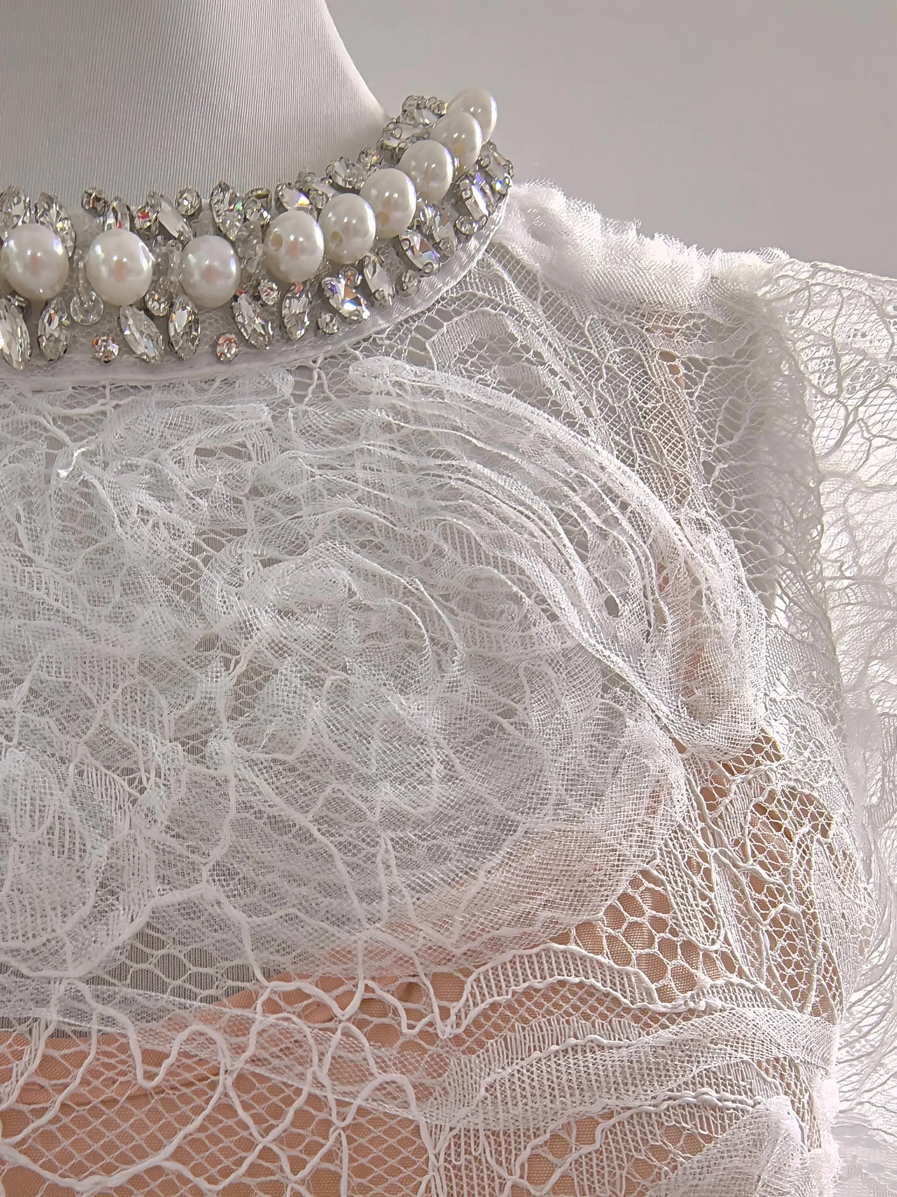 Vestido Longo – Luxo, Bordado em Renda, Detalhes com Diamantes e Cristais, Manga Curta Transparente, Modelo Midi