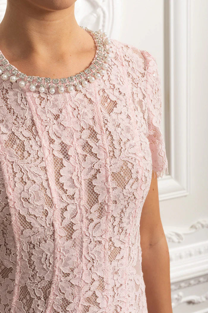 Vestido com Bordado Delicado – Decote Redondo, Manga Curta, Cintura Alta, Detalhes Vazados e Aplicações de Strass