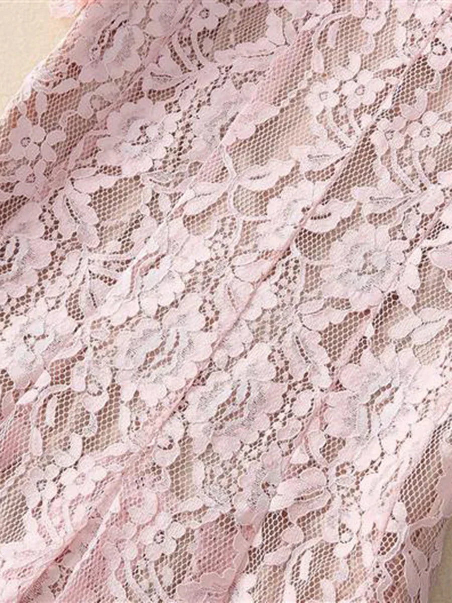 Vestido com Bordado Delicado – Decote Redondo, Manga Curta, Cintura Alta, Detalhes Vazados e Aplicações de Strass