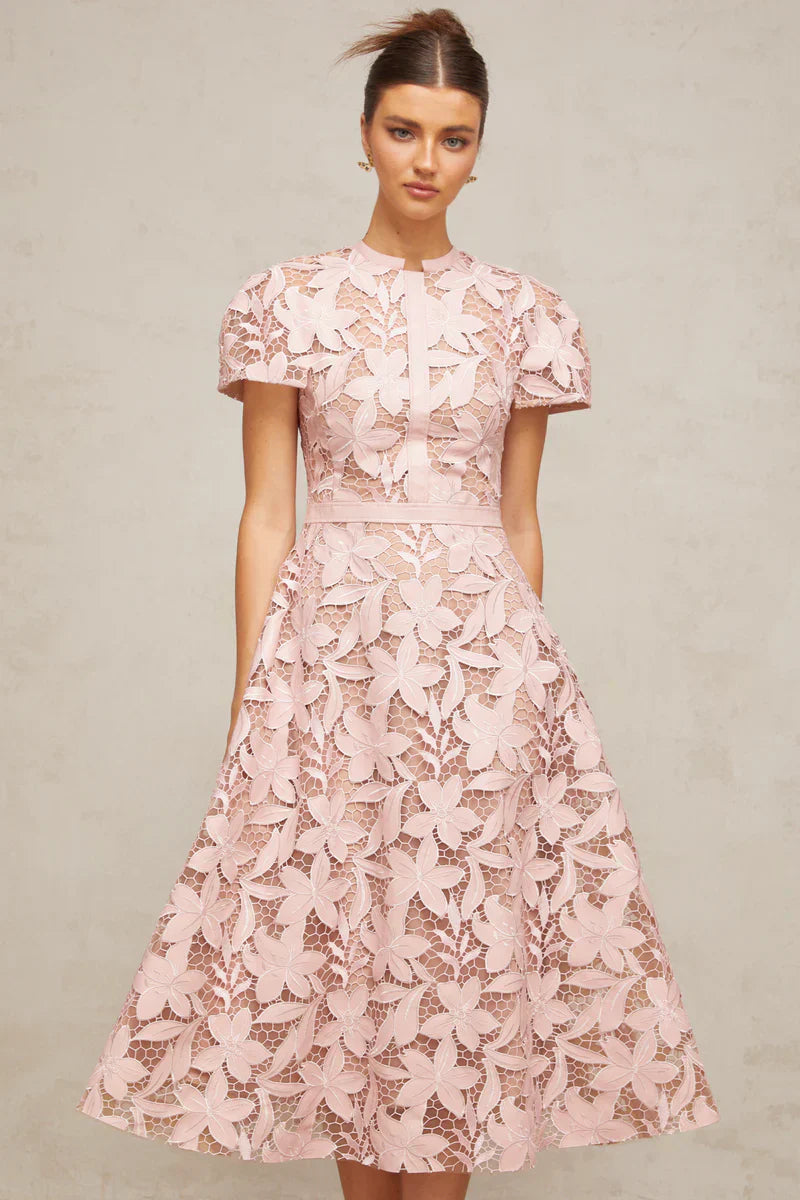 Vestido Elegante Bordado Floral, Renda Vazada e Corte em A