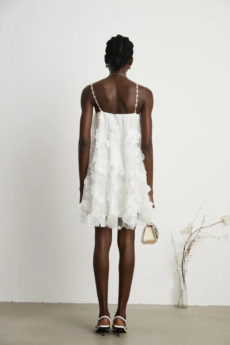 Vestido Bordado Floral, Cristais Manuais e Alças Delicadas