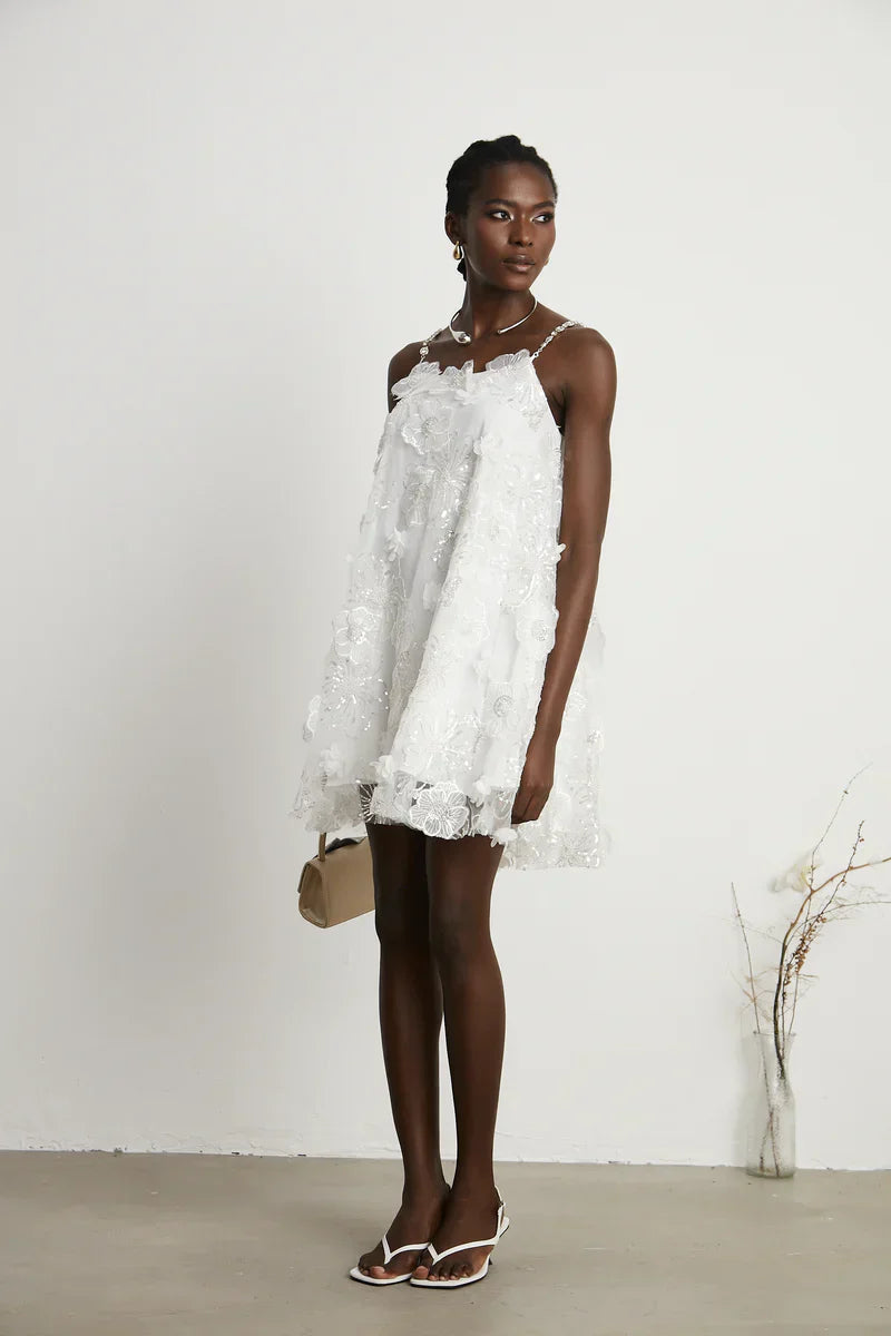 Vestido Bordado Floral, Cristais Manuais e Alças Delicadas