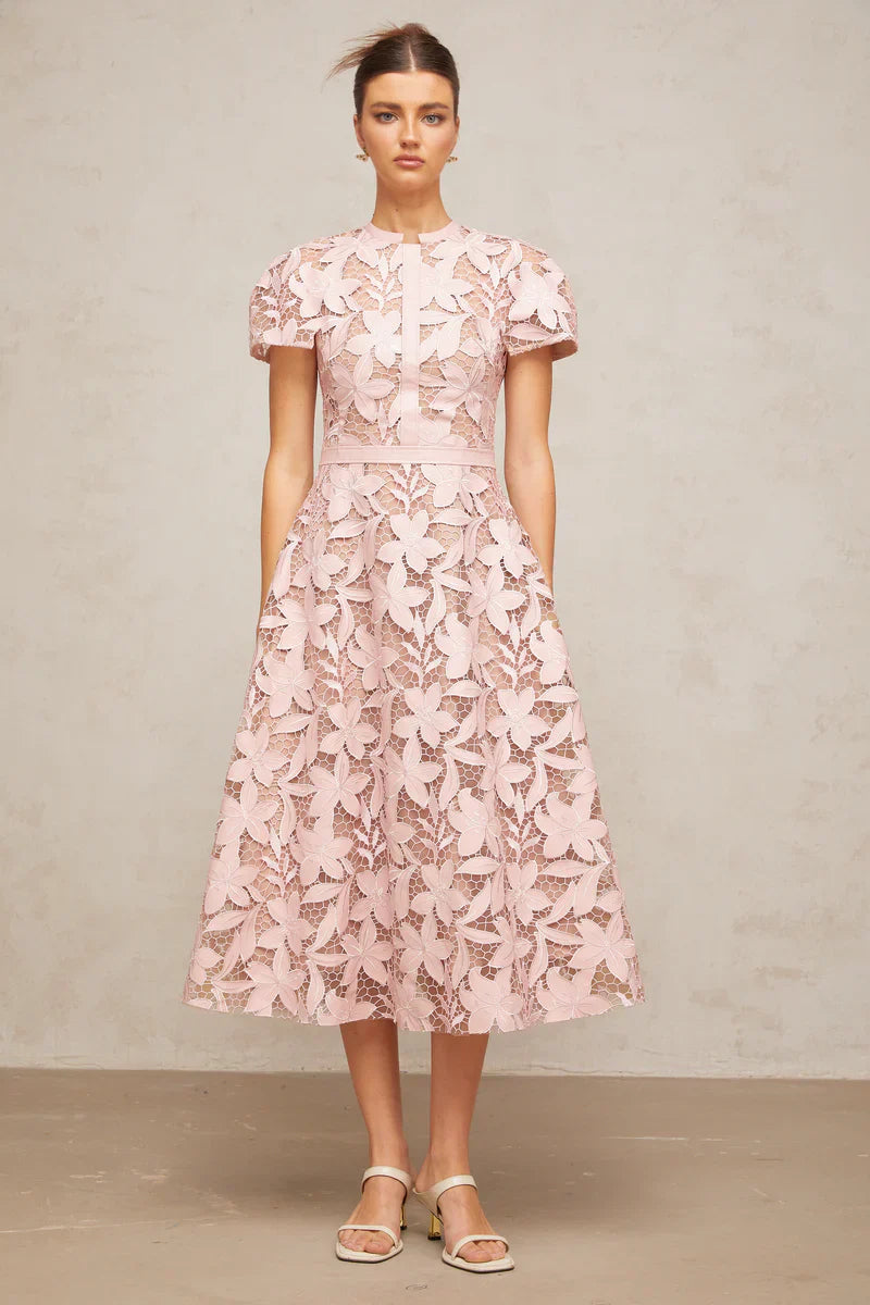 Vestido Elegante Bordado Floral, Renda Vazada e Corte em A