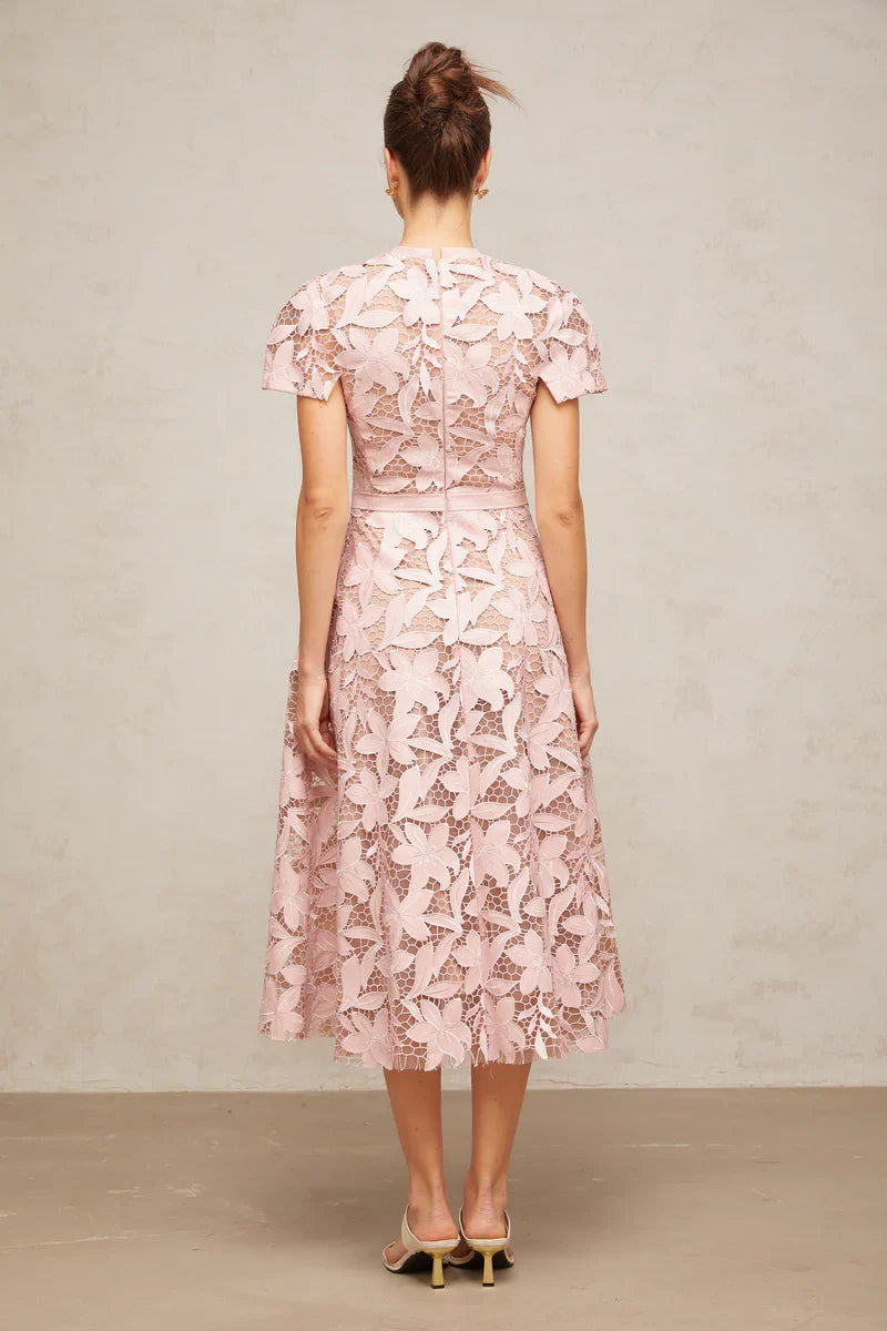 Vestido Elegante Bordado Floral, Renda Vazada e Corte em A