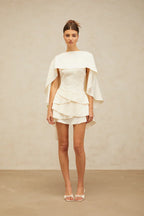 Vestido Escultural com Babados Assimétricos e Detalhe Estilo Xale