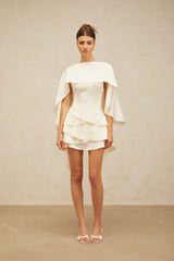 Vestido Escultural com Babados Assimétricos e Detalhe Estilo Xale