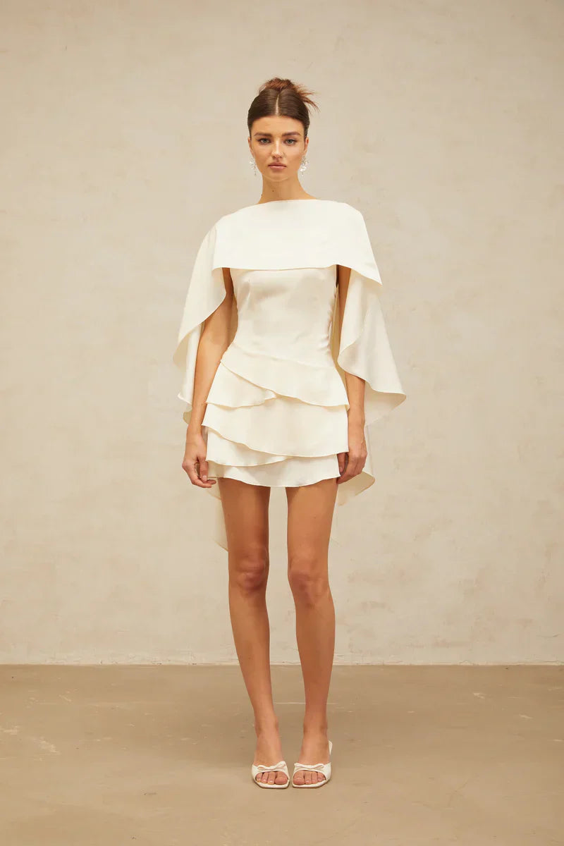 Vestido Escultural com Babados Assimétricos e Detalhe Estilo Xale