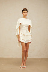 Vestido Escultural com Babados Assimétricos e Detalhe Estilo Xale