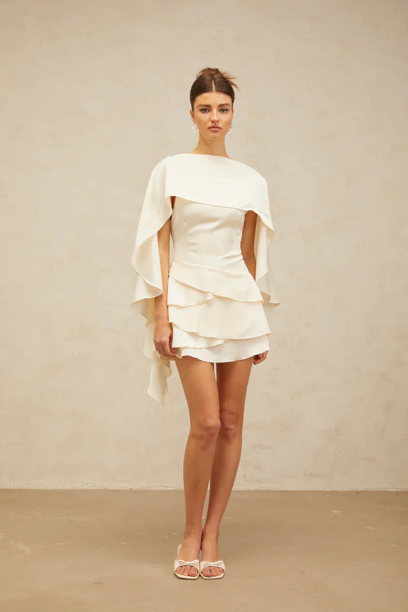 Vestido Escultural com Babados Assimétricos e Detalhe Estilo Xale