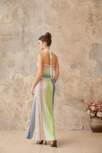 Vestido Contraste de Cores e Silhueta Alongada