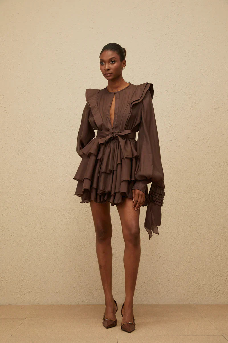 Vestido Curto Estruturado em Camadas Sofisticado