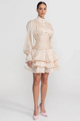 Vestido Curto Champagne Cetim Perolado – Elegância e Movimento