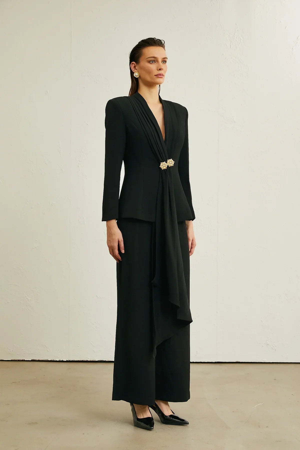 Conjunto de Inverno Linha Nobre: Casaco com Gola Plissada e Calça de Corte Reto