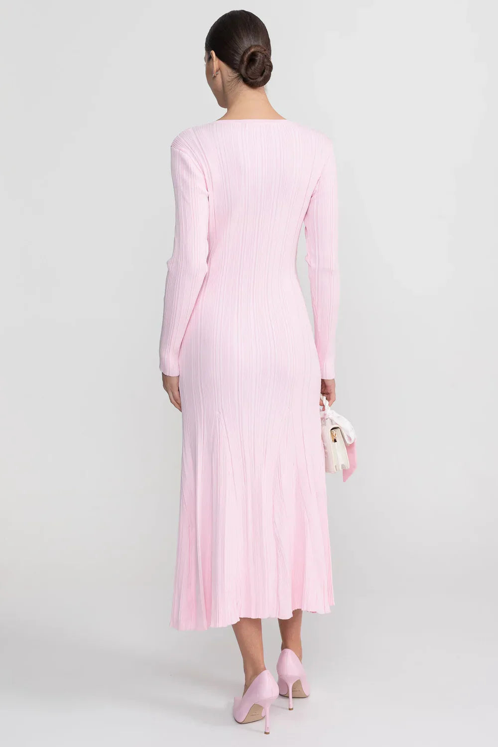 Vestido Midi em Tricô Canelado com Detalhes em Renda e Modelagem Sereia