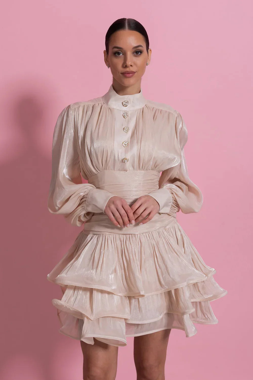 Vestido Curto Champagne Cetim Perolado – Elegância e Movimento