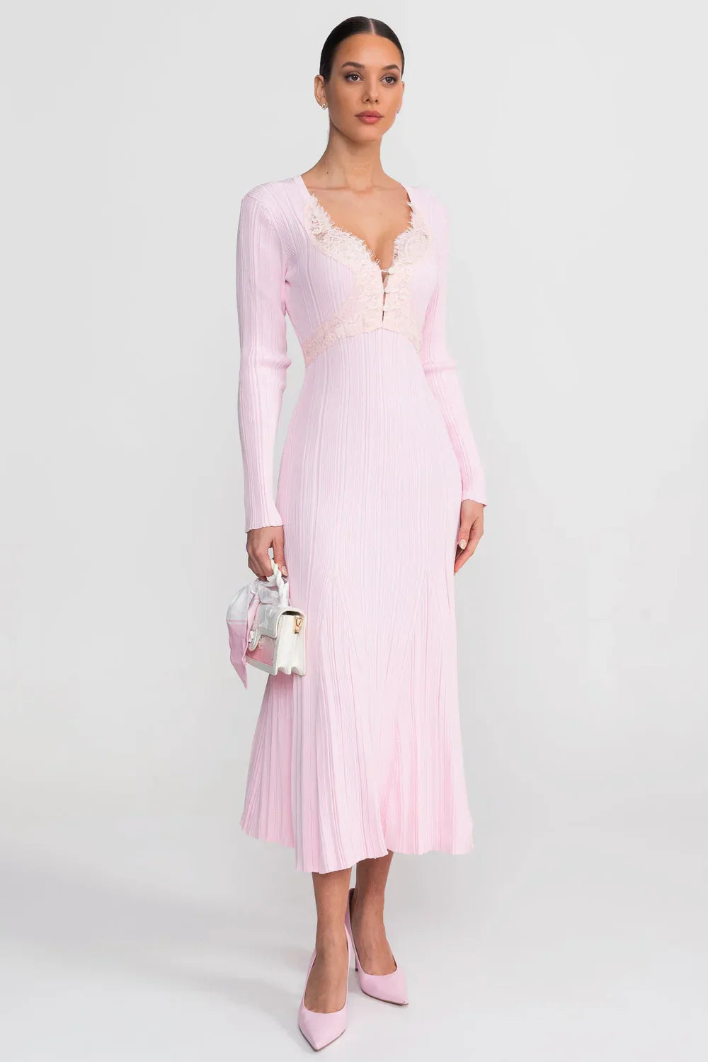 Vestido Midi em Tricô Canelado com Detalhes em Renda e Modelagem Sereia
