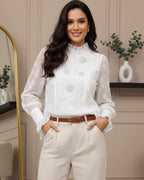Camisa Branca com Gola Alta e Aplicações de Pérolas – Sofisticação e Charme
