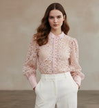 Blusa com Renda e Botões – Elegância Delicada e Atemporal