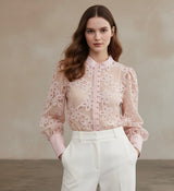 Blusa com Renda e Botões – Elegância Delicada e Atemporal
