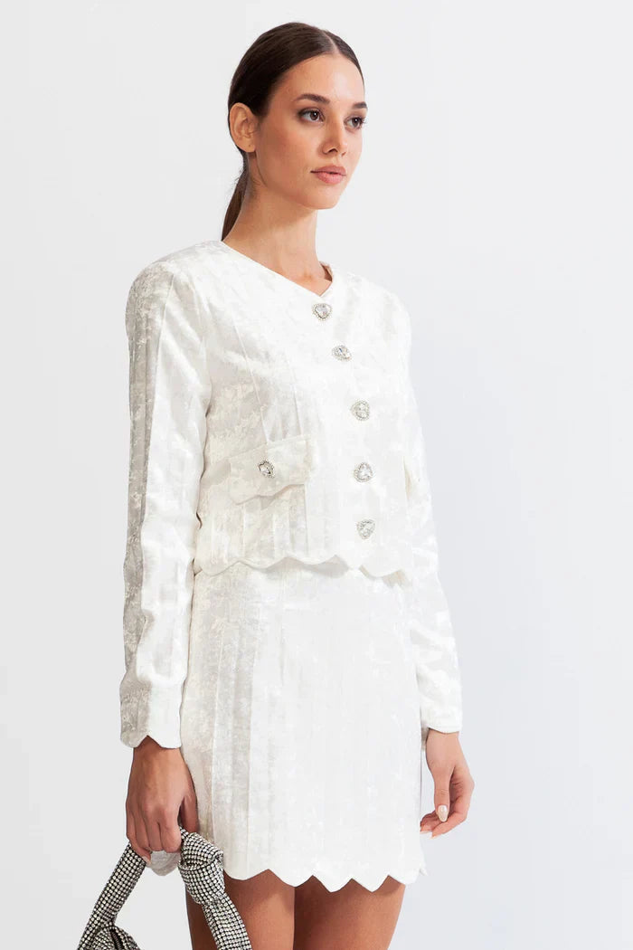 Conjunto de Veludo Branco com Botões Prateados