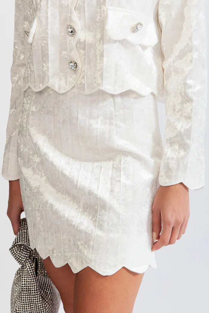 Conjunto de Veludo Branco com Botões Prateados