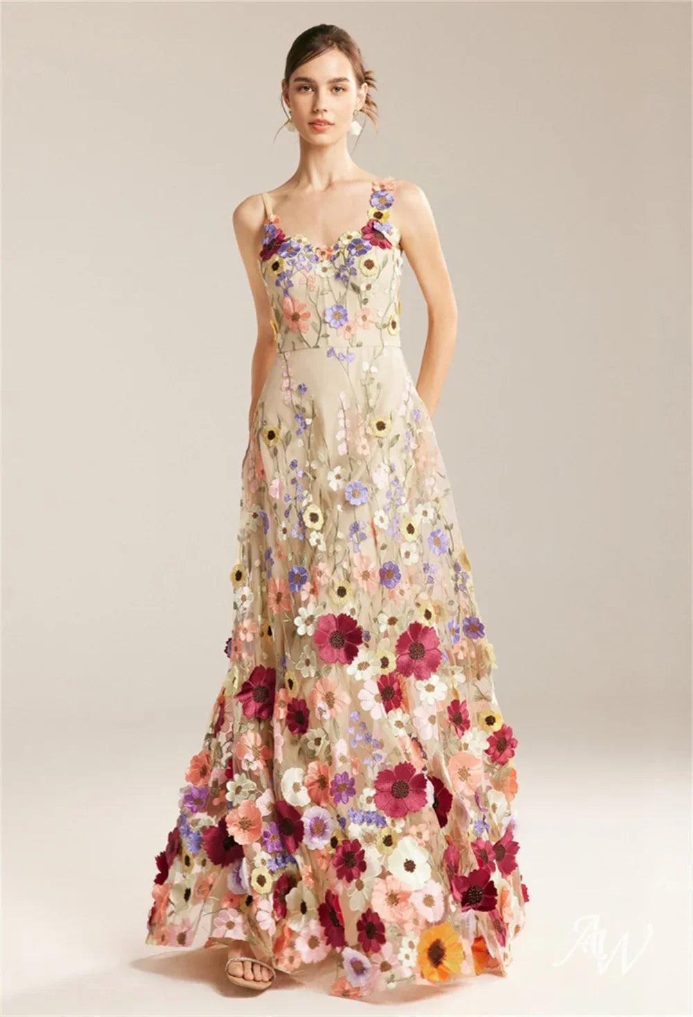 Vestido Longo em Tule com Bordado Floral à Mão e Alças Delicadas