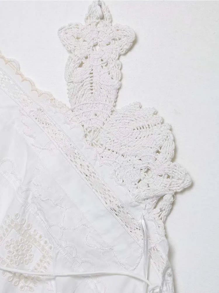 Top Elegante de Amarração com Bordado e Recorte Halter