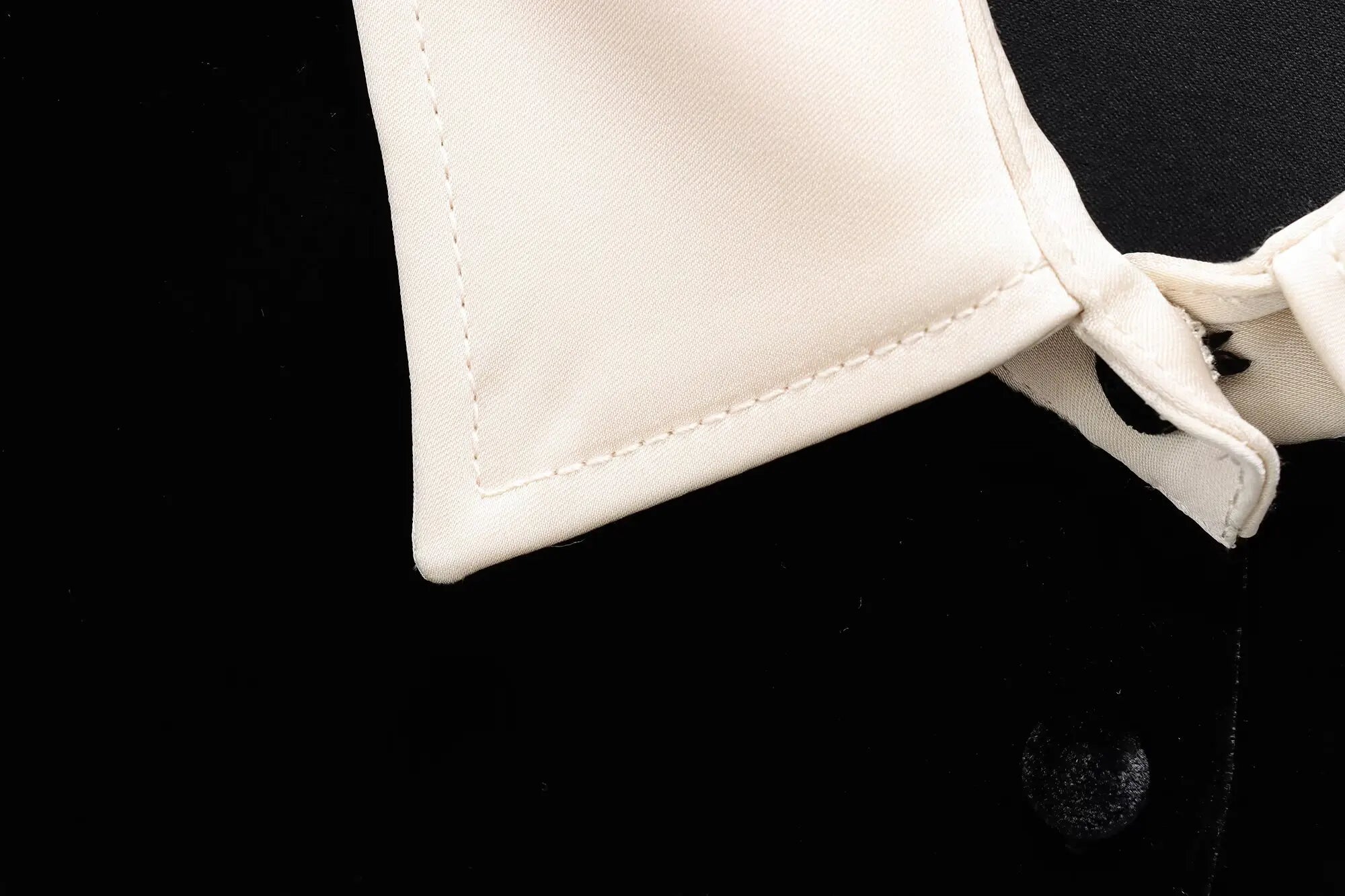 Conjunto em Veludo com Camisa de Manga Longa e Calça – Design Elegante com Detalhes Laterais