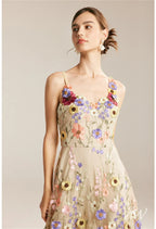 Vestido Longo em Tule com Bordado Floral à Mão e Alças Delicadas