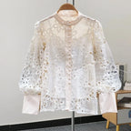 Blusa com Renda e Botões – Elegância Delicada e Atemporal