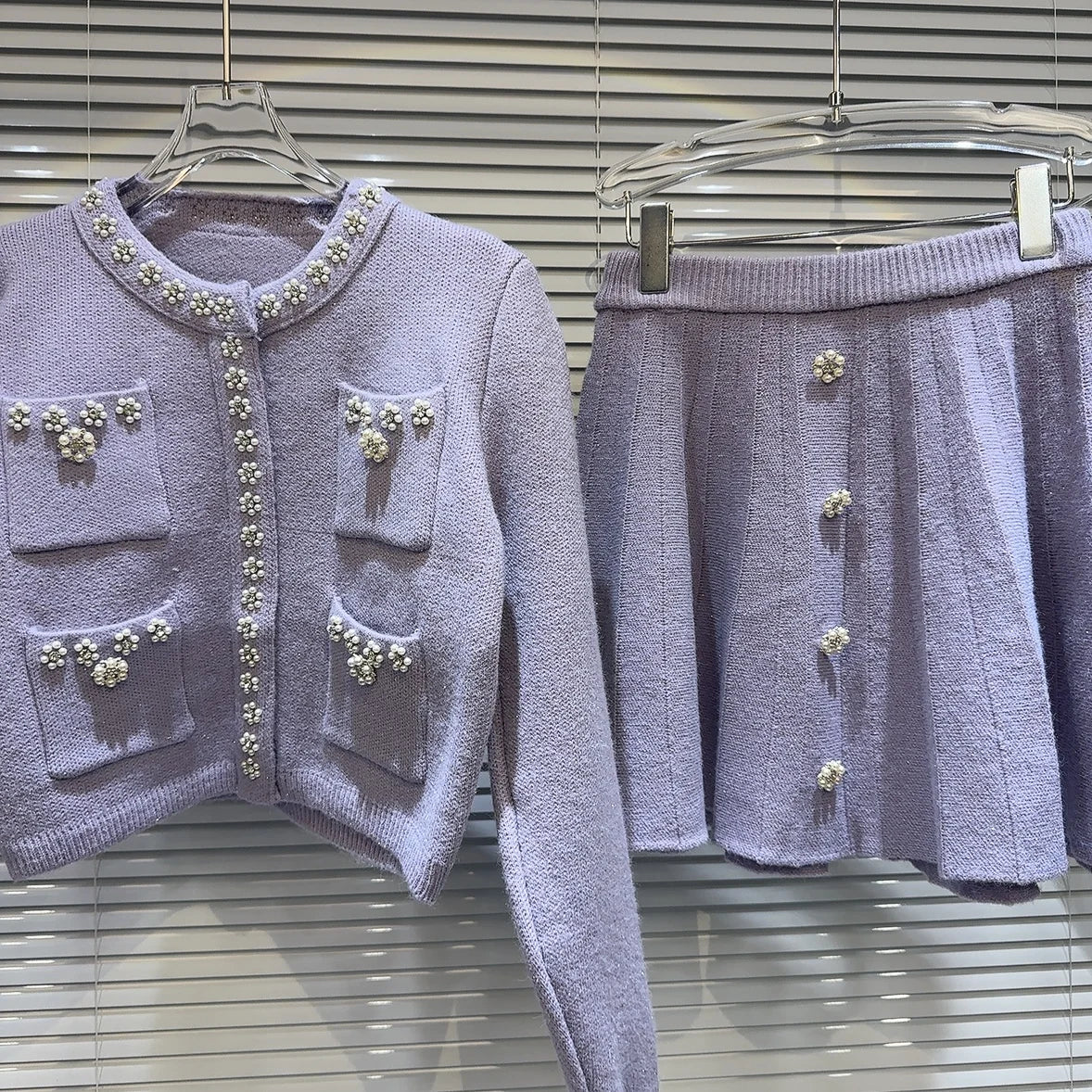 Conjunto Cardigã Curto e Saia Evasê com Bordados Artesanais e Pérolas