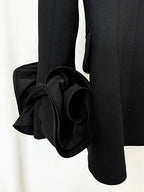 Blazer com Aplicações de Flores e Abotoamento Duplo: Elegância Estruturada