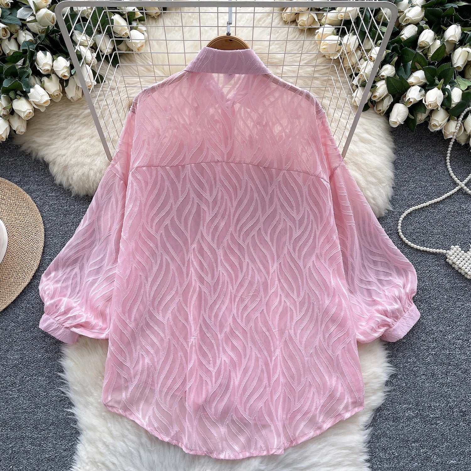Camisa com Gola Alta, Bordados e Paetês – Elegância com Toque Brilhante