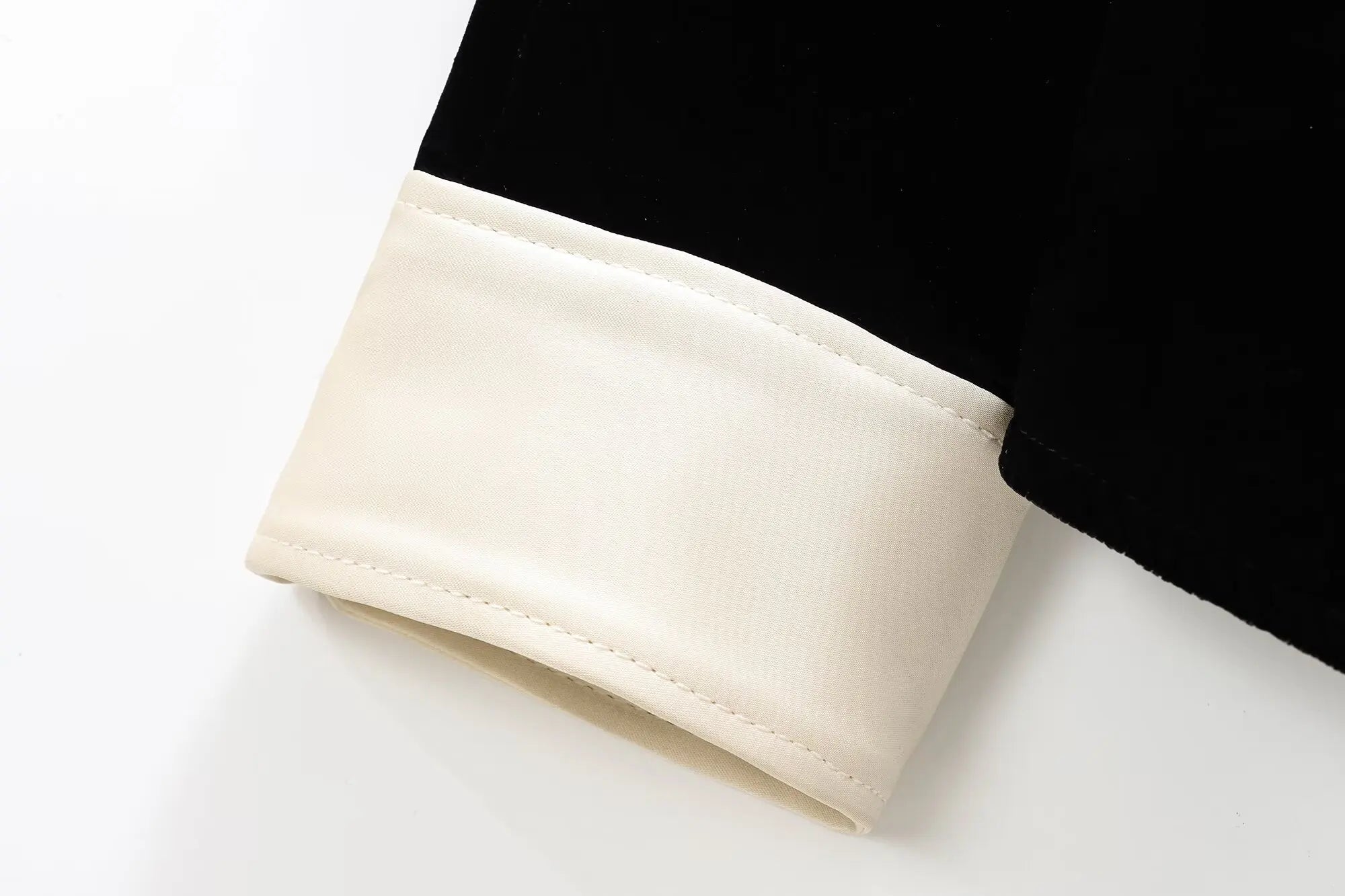 Conjunto em Veludo com Camisa de Manga Longa e Calça – Design Elegante com Detalhes Laterais