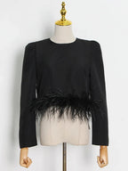 Blusa Minimalista com Plumas – Estilo e Sofisticação