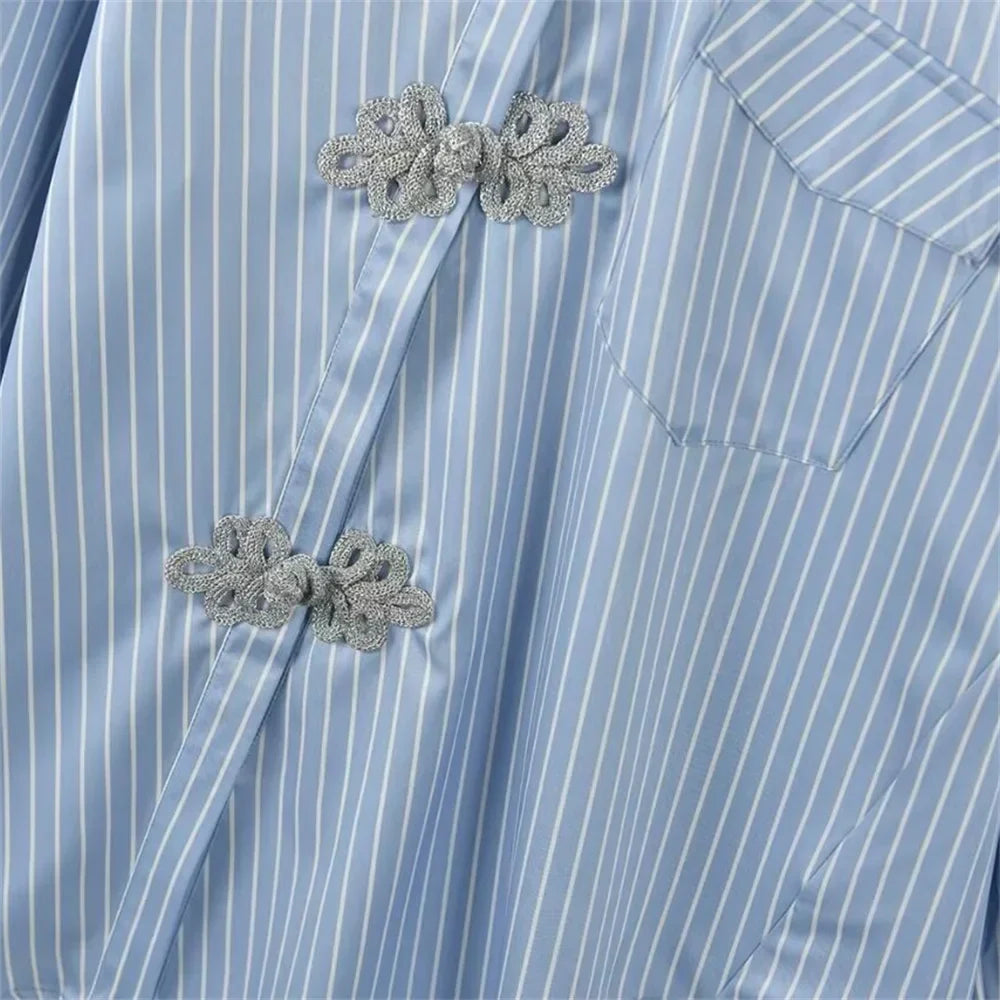 Camisa Listrada  Detalhe Bordado – Design Retrô e Elegância Atemporal