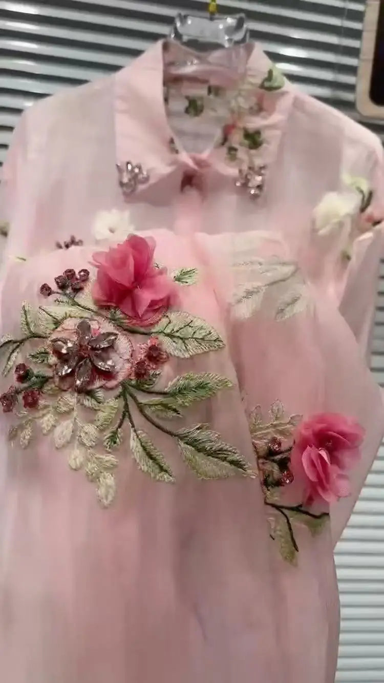 Camisa com Bordado de Flores e Brilhos – Leveza e Charme