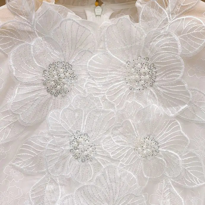 Camisa Branca com Gola Alta e Aplicações de Pérolas – Sofisticação e Charme