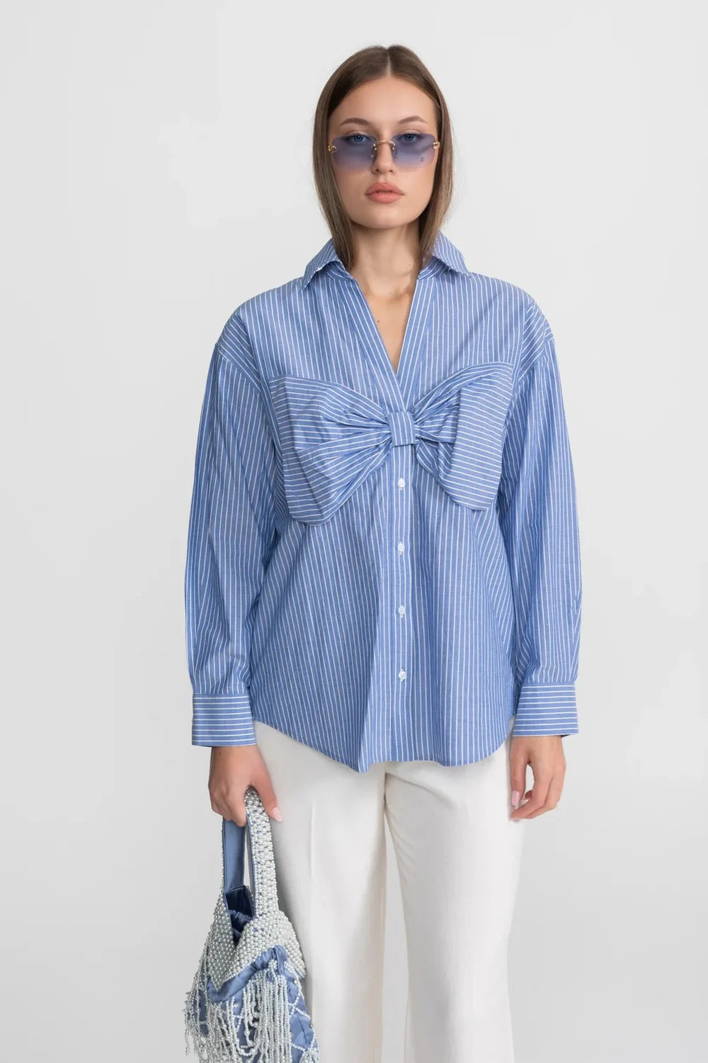 Camisa Casual com Laço Frontal e Listras Elegantes