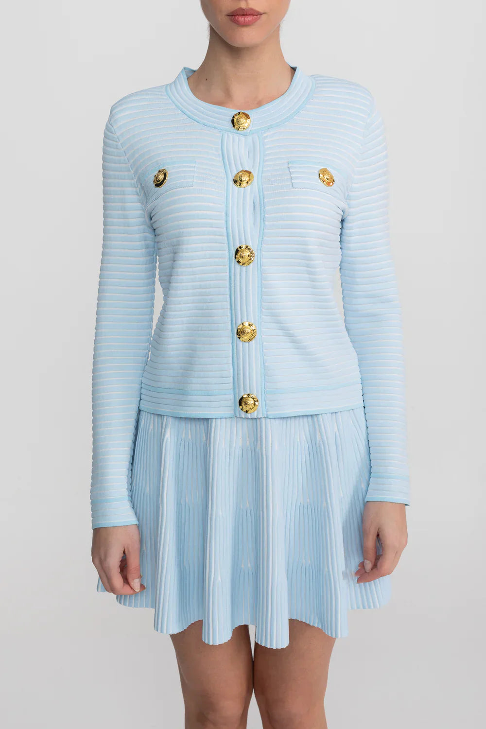 Conjunto em Tricô Estruturado -  Cardigan com Botões Dourados e Saia Plissada