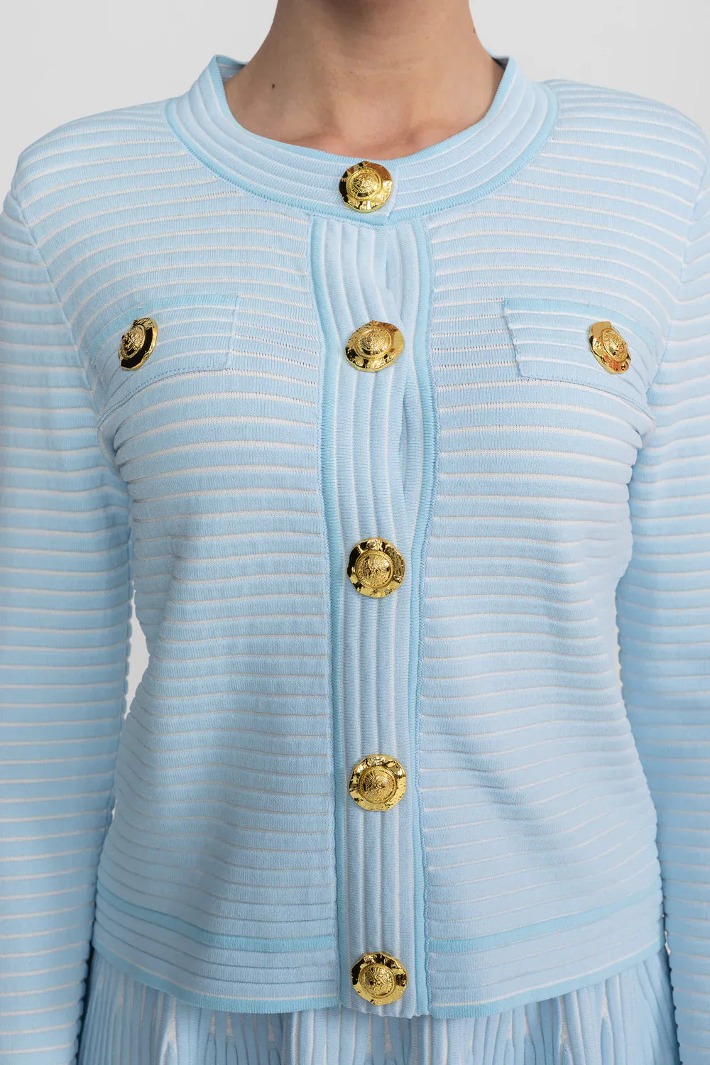 Conjunto em Tricô Estruturado -  Cardigan com Botões Dourados e Saia Plissada