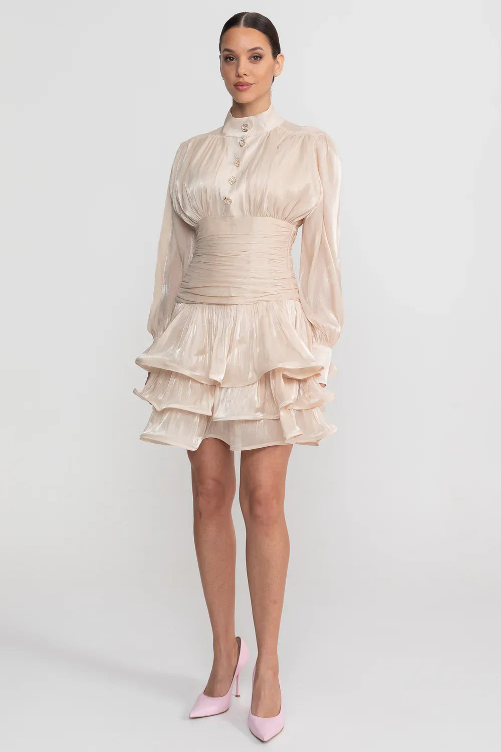 Vestido Curto Champagne Cetim Perolado – Elegância e Movimento