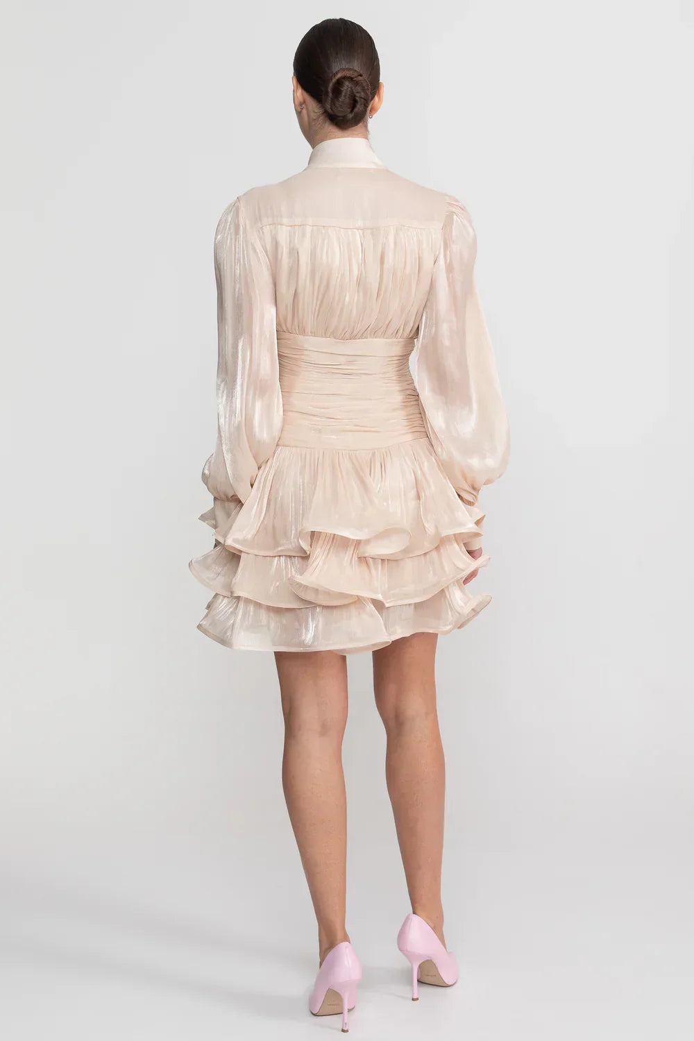 Vestido Curto Champagne Cetim Perolado – Elegância e Movimento