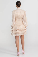 Vestido Curto Champagne Cetim Perolado – Elegância e Movimento
