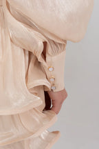 Vestido Curto Champagne Cetim Perolado – Elegância e Movimento